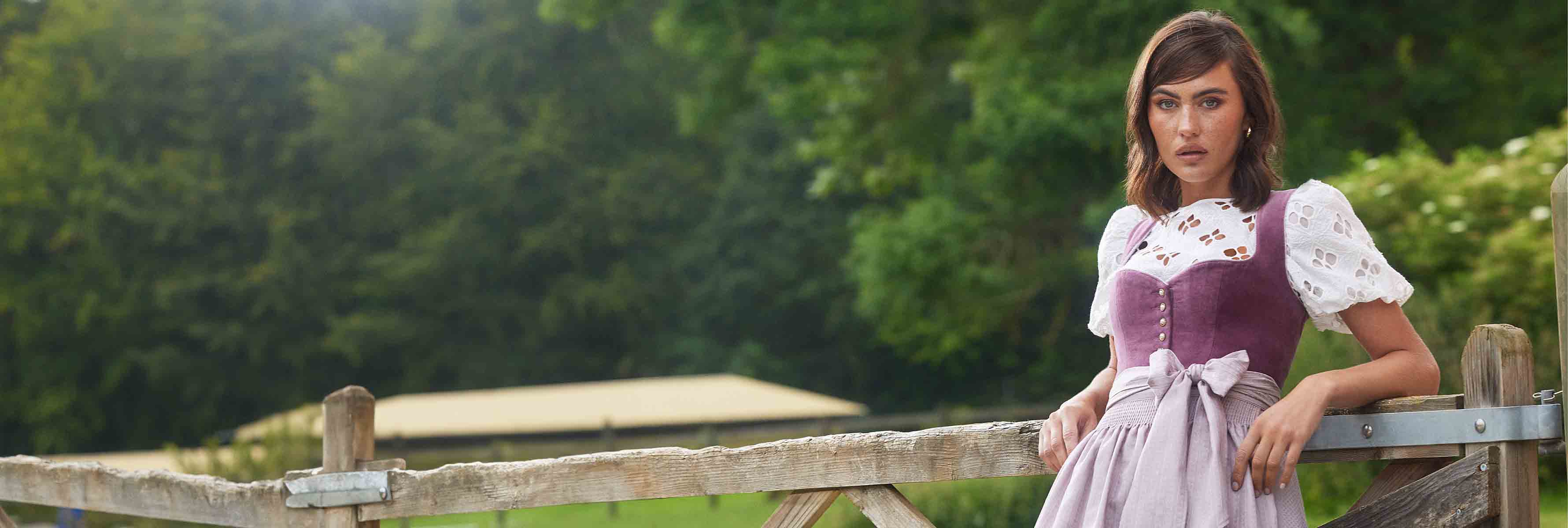 Dirndl mit V-Ausschnitt