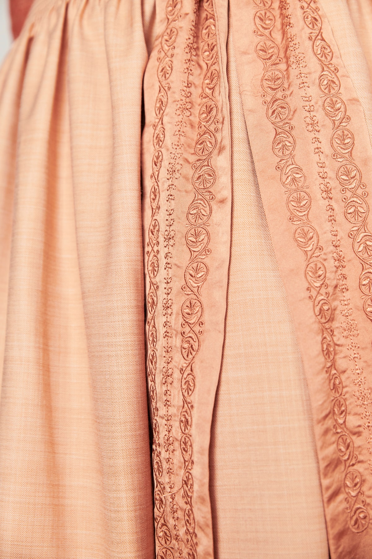 Dirndl Rixa (70cm) in orange im Krüger Dirndl Online Shop