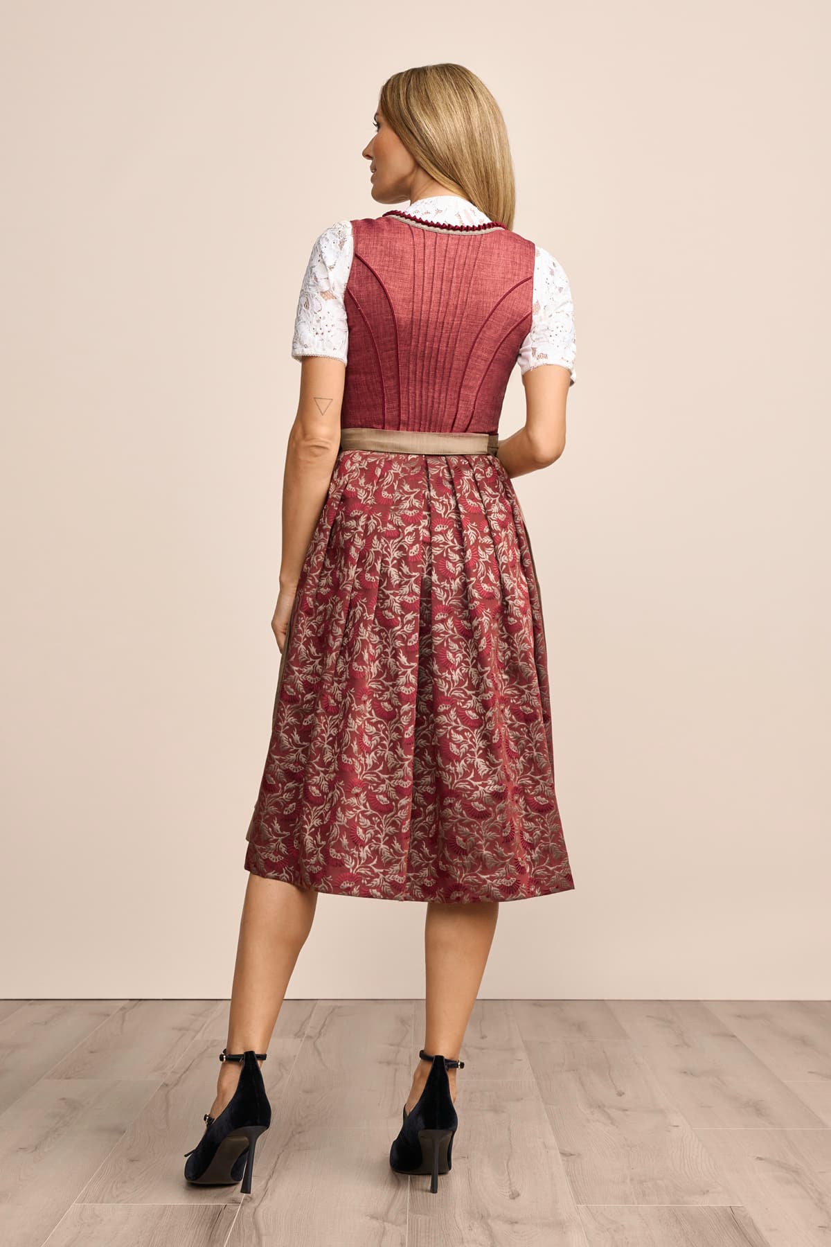 Dirndl Susetta (70cm) in rot im Krüger Dirndl Online Shop